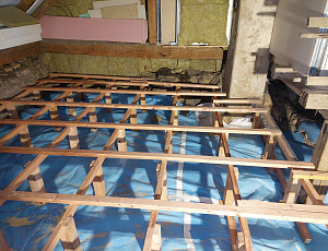 Zateplení stropu rodinného domu pomocí foukané izolace